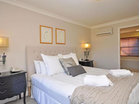 Villa 3br Beaujolais Luxe + Style Resort Condo Located Within Cypress Lakes Resort (nothing Is More Central) - Accommodation Melbourne 3