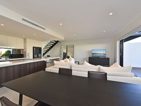 Villa Capri Waterside At Trinity Point - Accommodation Melbourne 3