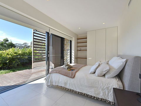 Villa Catania Waterside At Trinity Point - Accommodation Melbourne 1