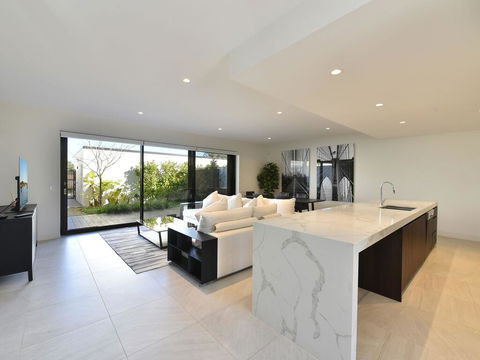 Villa Positano Waterside At Trinity Point - Accommodation Melbourne 3