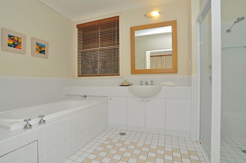Villa Spa Executive 1br Burgundy Resort Condo Located Within Cypress Lakes Resort (nothing Is More Central) - Accommodation Melbourne 3