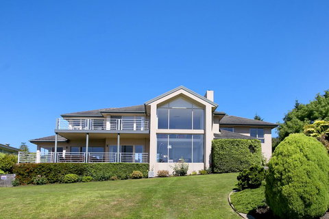 Vue De La Mer Luxury Family Retreat With Tennis Court, Pool, Spa, Water Views - Accommodation Melbourne 1