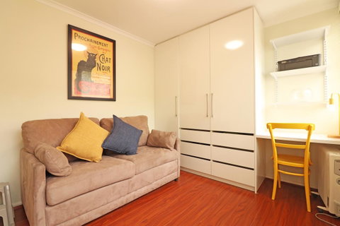 Colour Pop Fitzroy - 3 Bedroom Pet Friendly - Accommodation Melbourne 16
