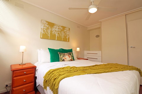 Colour Pop Fitzroy - 3 Bedroom Pet Friendly - Accommodation Melbourne 14