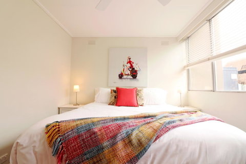 Colour Pop Fitzroy - 3 Bedroom Pet Friendly - Accommodation Melbourne 10