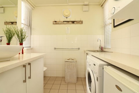 Colour Pop Fitzroy - 3 Bedroom Pet Friendly - Accommodation Melbourne 18
