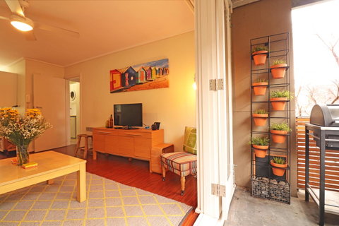 Colour Pop Fitzroy - 3 Bedroom Pet Friendly - Accommodation Melbourne 9