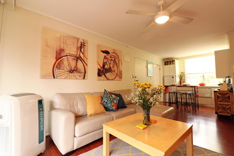 Colour Pop Fitzroy - 3 Bedroom Pet Friendly - Accommodation Melbourne 4
