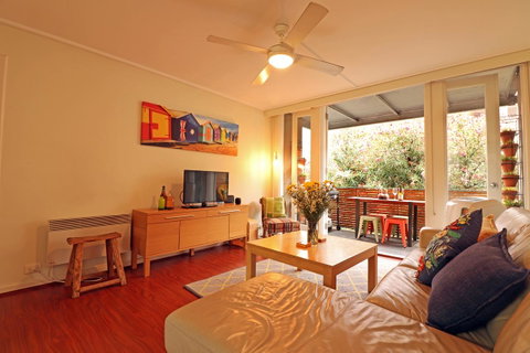 Colour Pop Fitzroy - 3 Bedroom Pet Friendly - Accommodation Melbourne 1