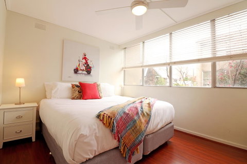 Colour Pop Fitzroy - 3 Bedroom Pet Friendly - Accommodation Melbourne 11