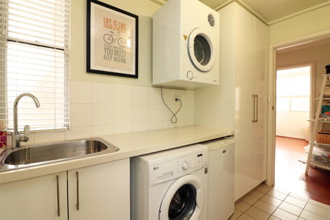Colour Pop Fitzroy - 3 Bedroom Pet Friendly - Accommodation Melbourne 19