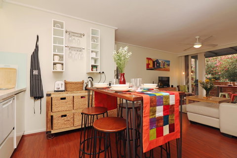 Colour Pop Fitzroy - 3 Bedroom Pet Friendly - Accommodation Melbourne 0