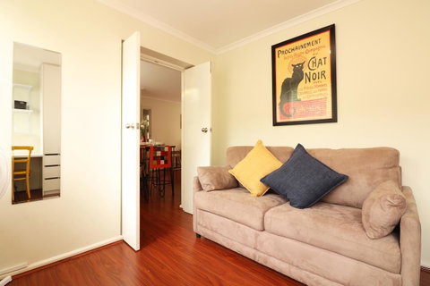 Colour Pop Fitzroy - 3 Bedroom Pet Friendly - Accommodation Melbourne 17