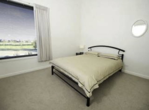 19 Glen Eagles Close - Accommodation Melbourne 8