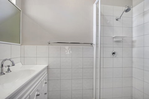 Hybiscus Waterfront Apartments - Accommodation Melbourne 12