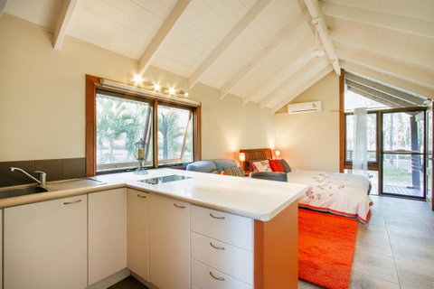 Airlie Beach Eco Cabins - Adults Only - Accommodation Melbourne 12