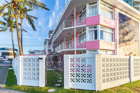 The Pink Hotel Coolangatta - Accommodation Melbourne 1