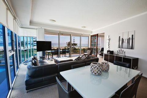 Reflection On The Sea - Accommodation Melbourne 40
