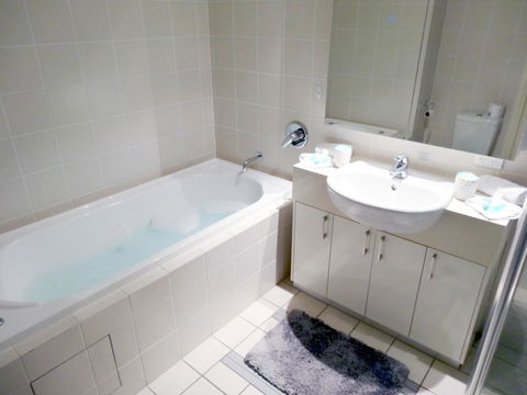 Waterfront Resort Villa With Buggy - Accommodation Melbourne 10