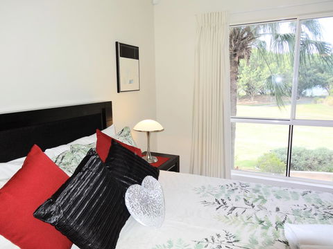 Waterfront Resort Villa With Buggy - Accommodation Melbourne 11