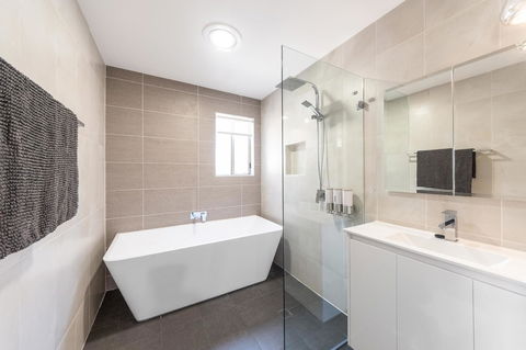 Waterfront Theme Park Getaway - Accommodation Melbourne 11