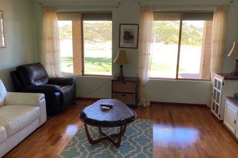 Whispering Palms - Accommodation Melbourne 3