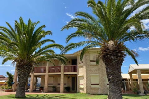Whispering Palms - Accommodation Melbourne 0