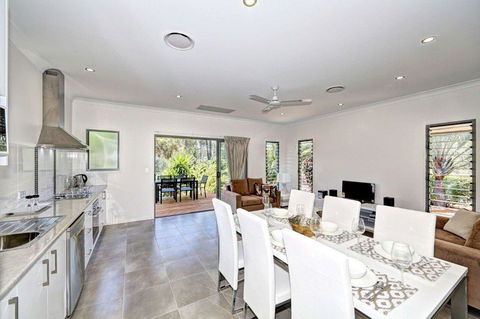 Woodgate Beach Houses - Melbourne 4u 2