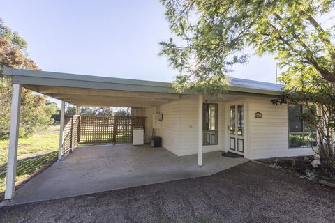 Woongara Cottage - Pet Friendly Country Retreat - Accommodation Melbourne 3