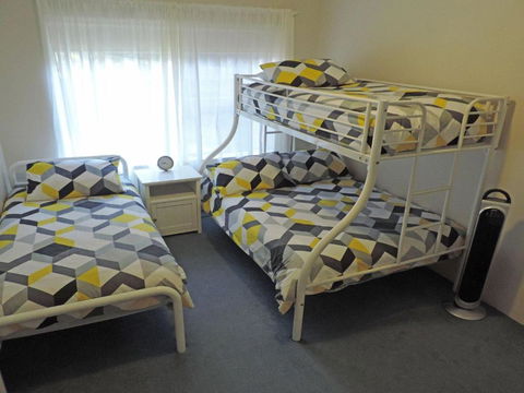 Adriana 3 Unit With A Backyard - Accommodation Melbourne 4