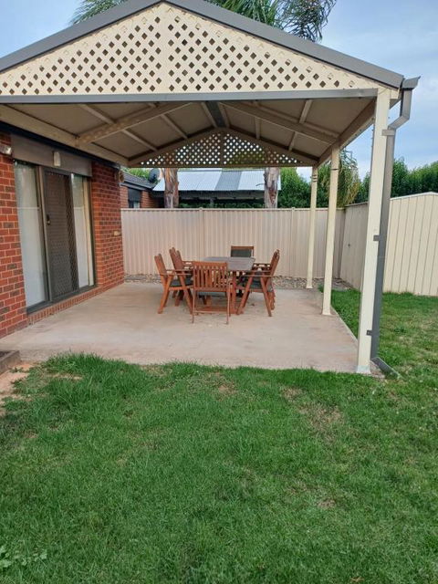 A Beautiful And Spacious Home - Accommodation Melbourne 2