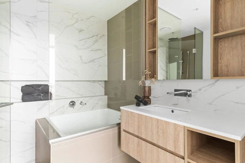A Chic 2BR Apt With Panoramic Views FREE Parking - Accommodation Melbourne 4