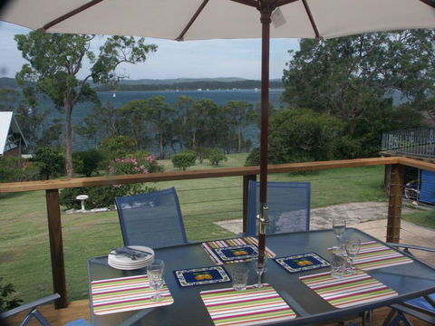 A LAKEHOUSE ESCAPE - A Waterfront Reserve On Shores Of Lake Macquarie - Accommodation Melbourne 1
