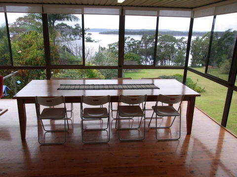 A LAKEHOUSE ESCAPE - A Waterfront Reserve On Shores Of Lake Macquarie - Accommodation Melbourne 3