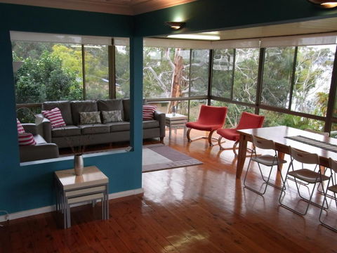 A LAKEHOUSE ESCAPE - A Waterfront Reserve On Shores Of Lake Macquarie - Accommodation Melbourne 2