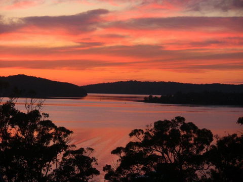 A LAKEHOUSE ESCAPE - A Waterfront Reserve On Shores Of Lake Macquarie - Accommodation Melbourne 0