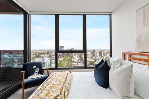 A Modern & Cozy 2BR Apartment With City Views - Accommodation Melbourne 1