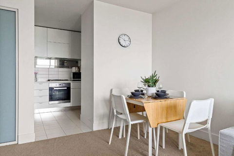A Modern & Cozy 2BR Apartment With City Views - Accommodation Melbourne 3