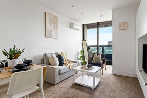 A Modern & Cozy 2BR Apartment With City Views - Accommodation Melbourne 0
