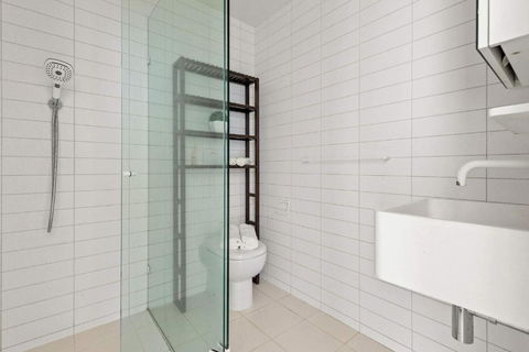 A Modern & Cozy 2BR Apartment With City Views - Accommodation Melbourne 4