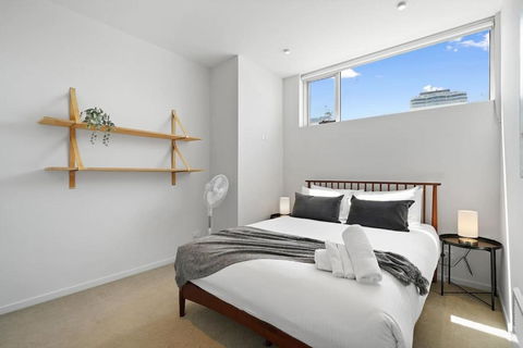 A River-side 2bdm Footscray Oasis + Parking - Accommodation Melbourne 2