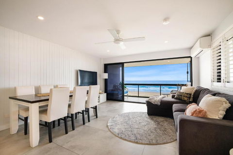 Absolute Beach Front Renovated 3 Bdrm 2 Bath App - Accommodation Melbourne 4