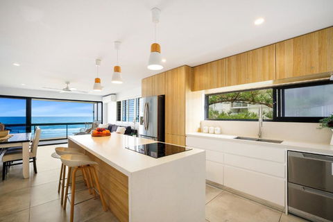 Absolute Beach Front Renovated 3 Bdrm 2 Bath App - Accommodation Melbourne 2