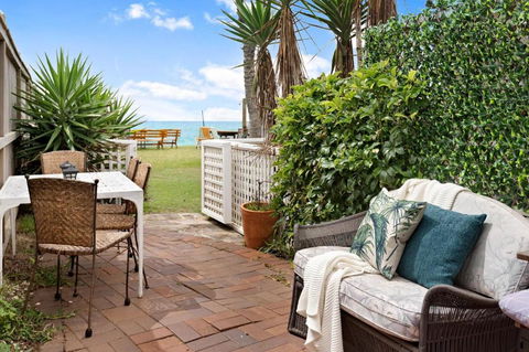 Absolute Beachfront 2BR Pet-Friendly Terrace - The Coachhouse - Accommodation Melbourne 0