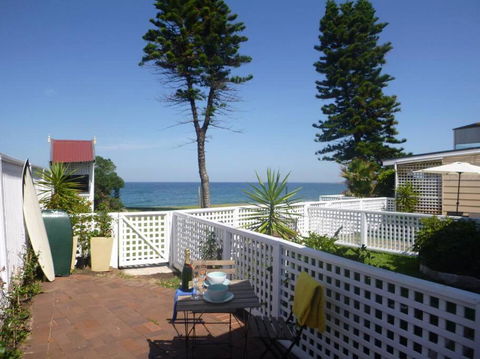Absolute Beachfront 2BR Pet-Friendly Terrace - The Coachhouse - Accommodation Melbourne 1
