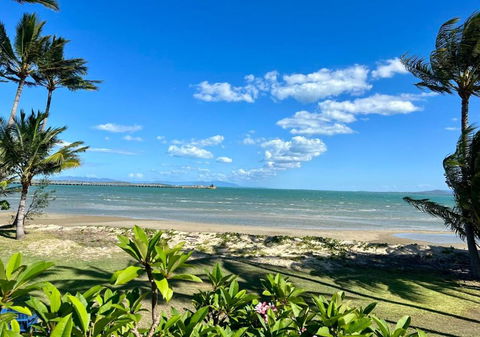 Absolute Beachfront Bowen Beach House-family Time - Accommodation Melbourne 1