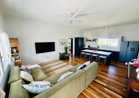 Absolute Beachfront Bowen Beach House-family Time - Accommodation Melbourne 3