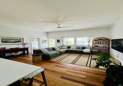 Absolute Beachfront Bowen Beach House-family Time - Accommodation Melbourne 4