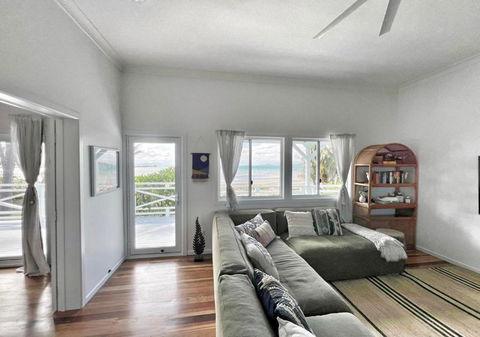 Absolute Beachfront Bowen Beach House-family Time - Accommodation Melbourne 2