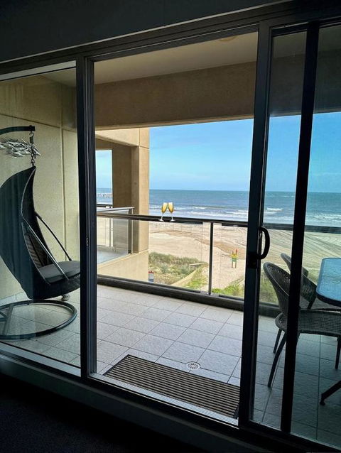 Absolute Beachfront At The Pier Glenelg - Accommodation Melbourne 0